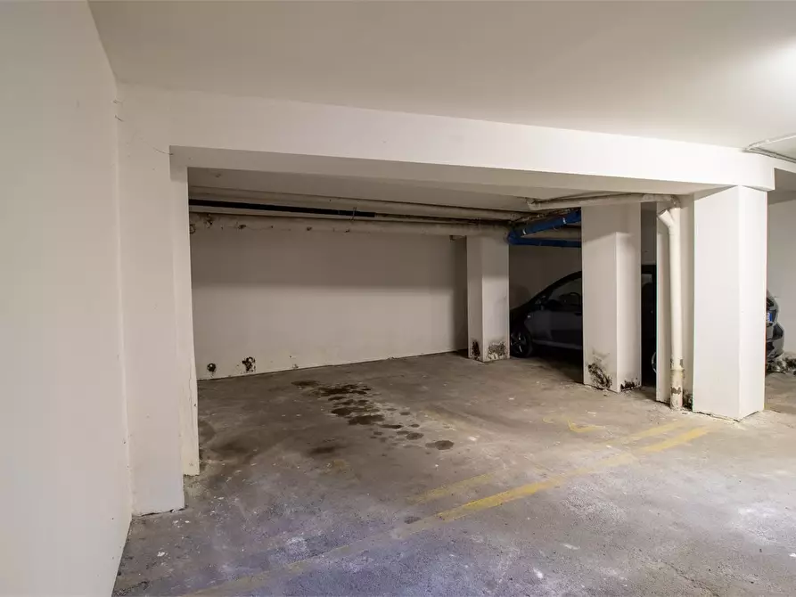Immagine 1 di Garage in affitto  a Lecco