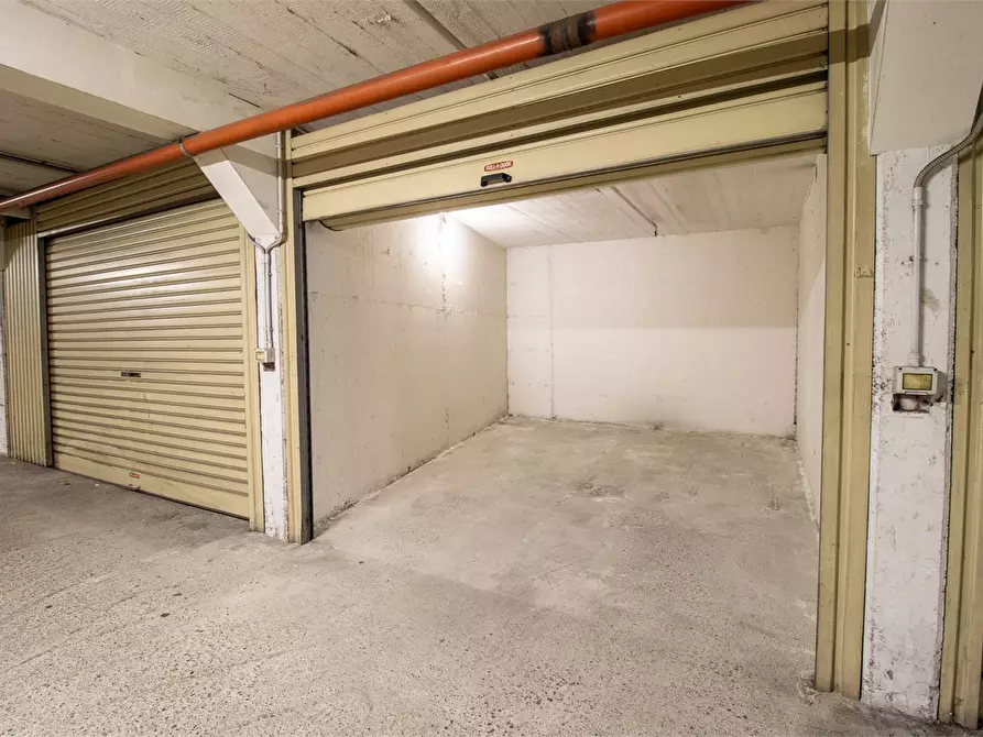 Immagine 1 di Garage in affitto  a Lecco