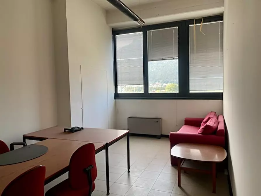 Immagine 9 di Ufficio in affitto  a Lecco