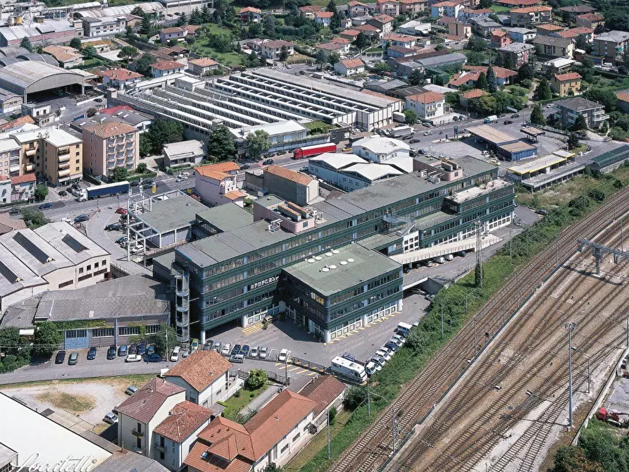 Immagine 10 di Ufficio in affitto  a Lecco