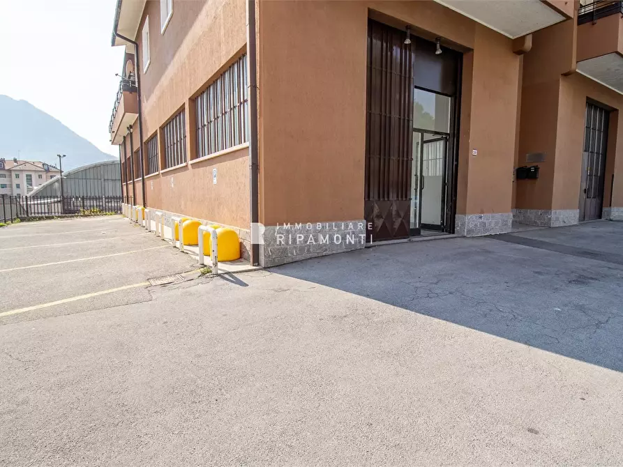Immagine 2 di Negozio in vendita  a Lecco