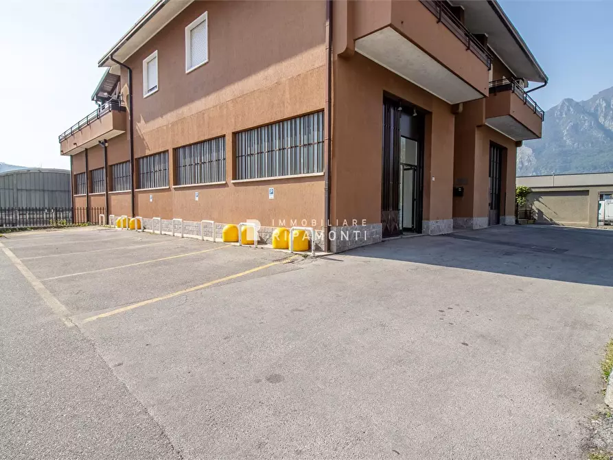Immagine 1 di Negozio in vendita  a Lecco