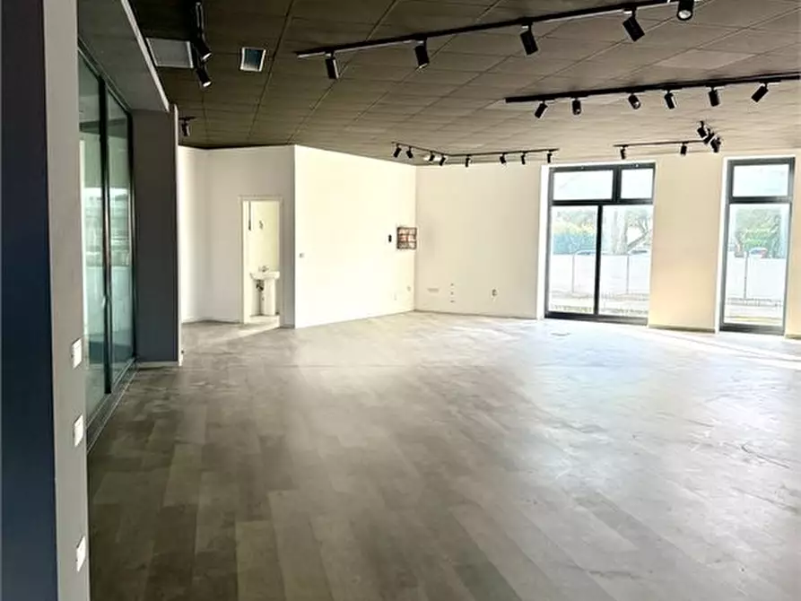 Immagine 2 di Negozio in affitto  a Thiene