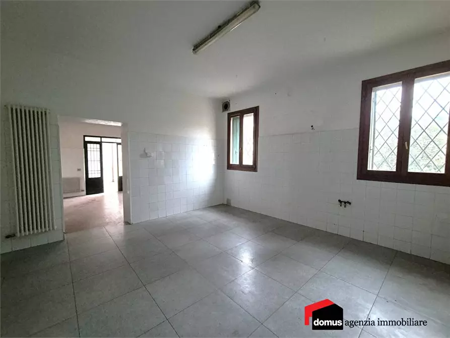 Immagine 4 di Negozio in vendita  a Thiene