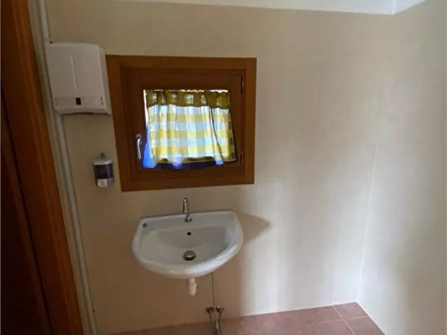 Immagine 10 di Negozio in vendita  a Thiene