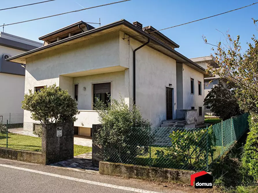 Immagine 1 di Villa in vendita  a Thiene