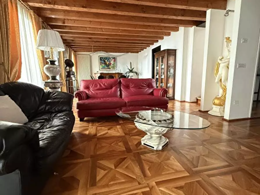 Immagine 2 di Villa in vendita  a Thiene