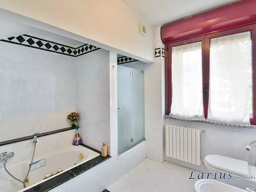 Immagine 10 di Appartamento in vendita  a Erba