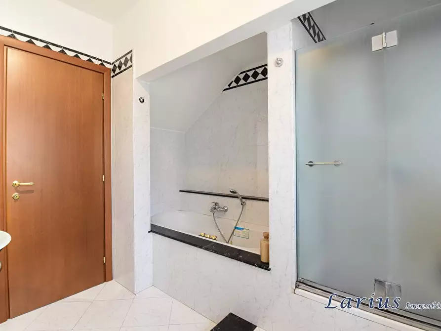 Immagine 8 di Appartamento in vendita  a Erba