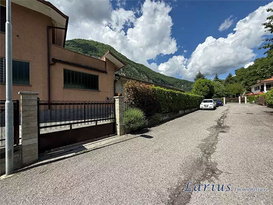 Immagine 2 di Magazzino in vendita  3 a Canzo