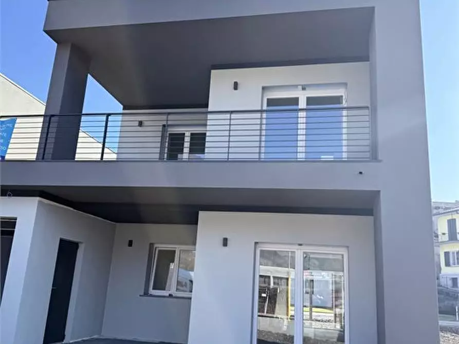 Immagine 7 di Villa in vendita  a Erba