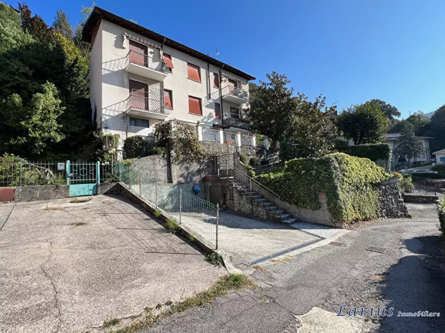 Immagine 1 di Villa in vendita  5 a Asso