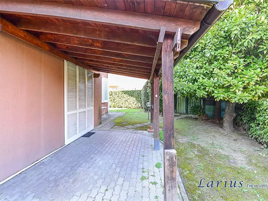 Immagine 7 di Villa in vendita  a Erba