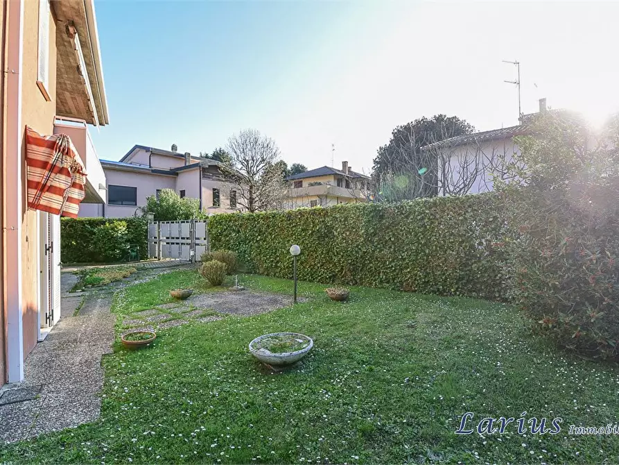 Immagine 9 di Villa in vendita  a Erba