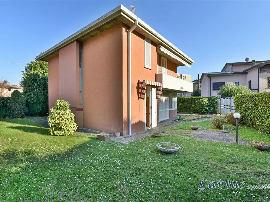 Immagine 2 di Villa in vendita  a Erba