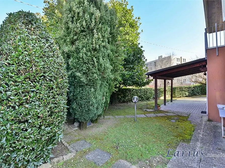 Immagine 8 di Villa in vendita  a Erba