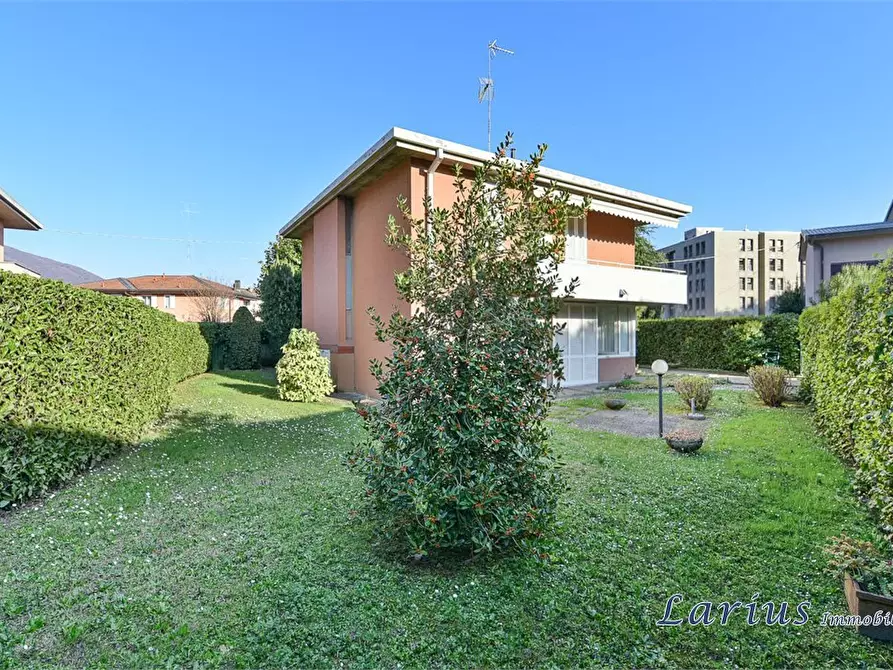 Immagine 10 di Villa in vendita  a Erba