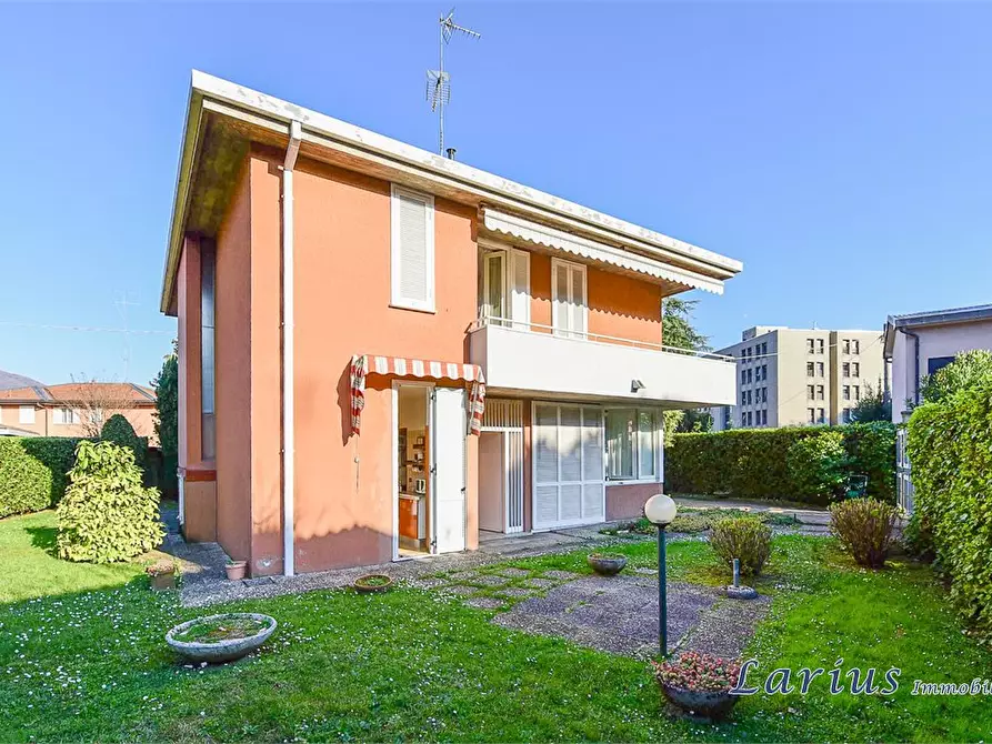 Immagine 1 di Villa in vendita  a Erba