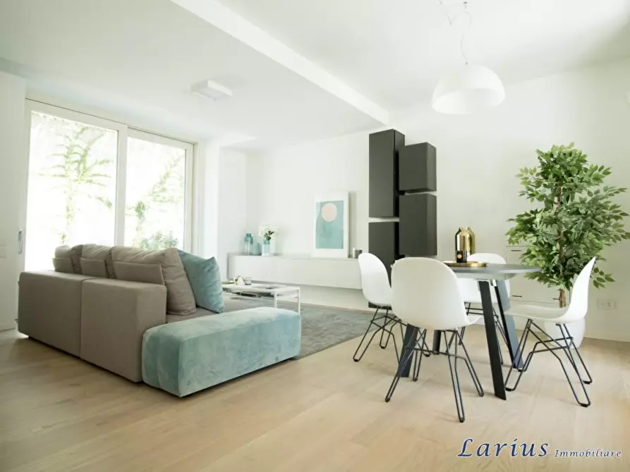 Immagine 8 di Villa in vendita  20 a Erba