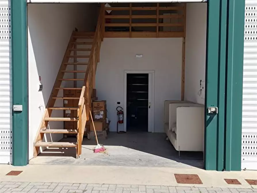 Immagine 1 di Garage in vendita  a Pisa