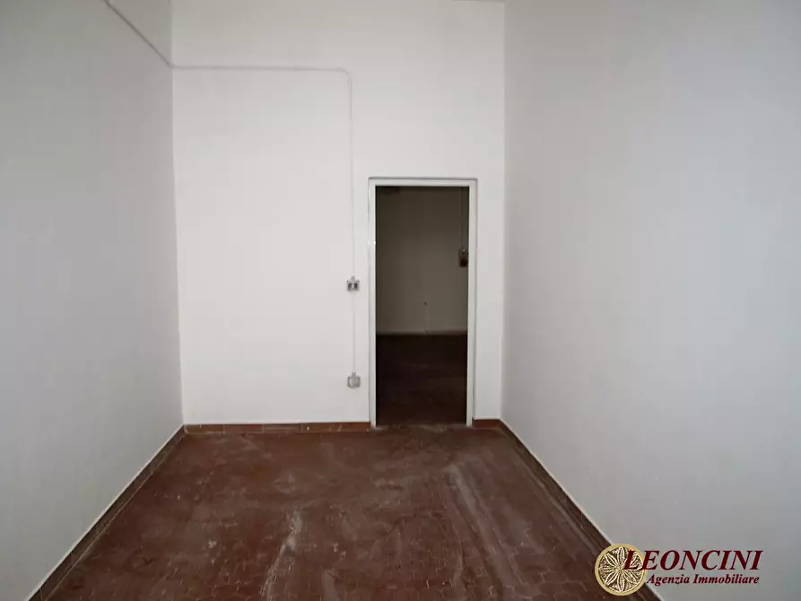 Immagine 2 di Negozio in affitto  a Villafranca In Lunigiana