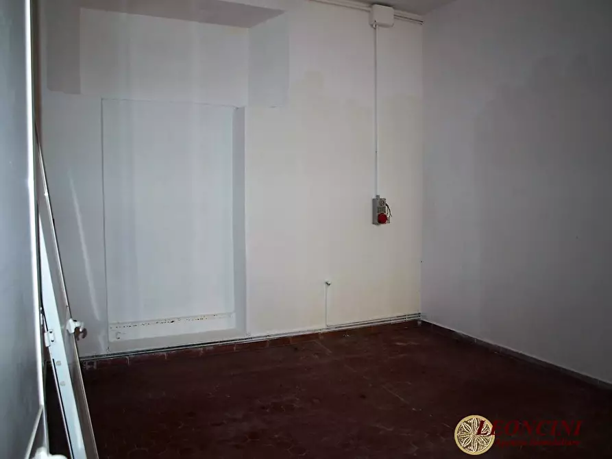 Immagine 5 di Negozio in affitto  a Villafranca In Lunigiana