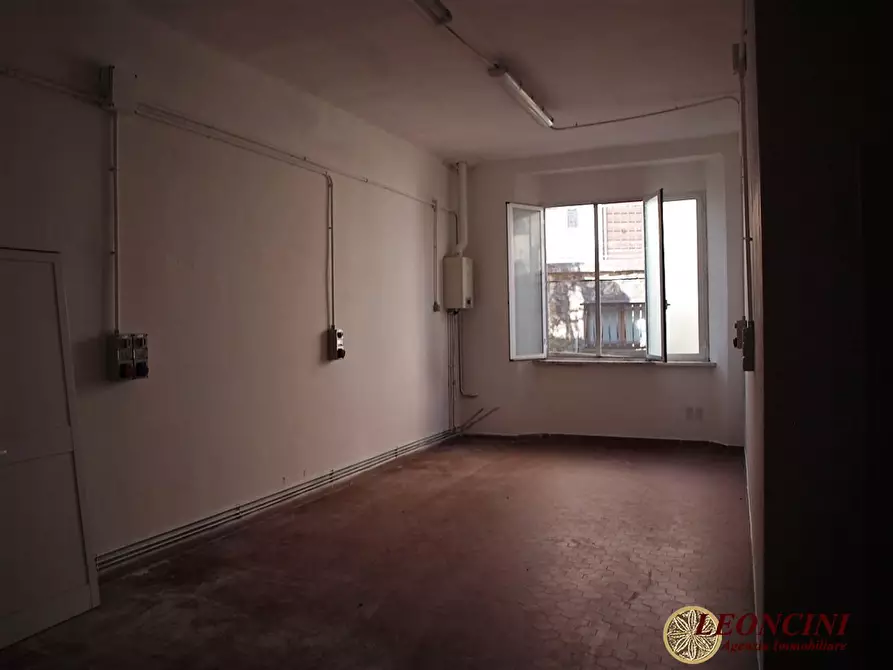 Immagine 6 di Negozio in affitto  a Villafranca In Lunigiana