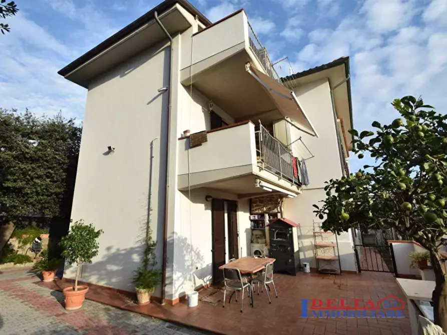 Immagine 1 di Villa in vendita  a Rosignano Marittimo