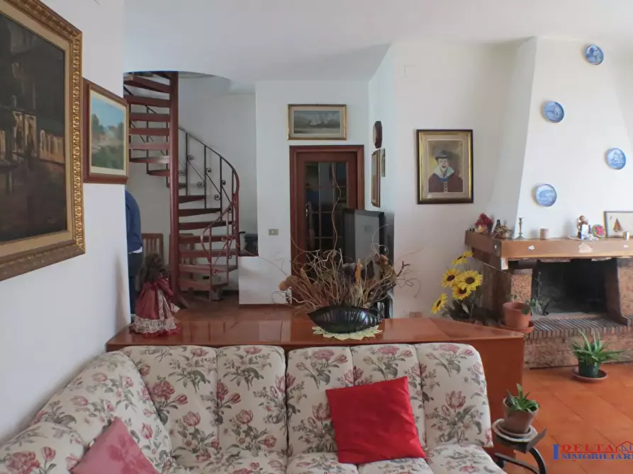 Immagine 4 di Villa in vendita  a Livorno