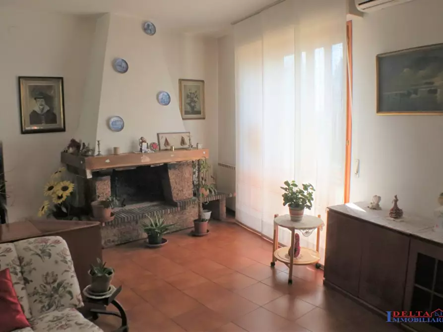 Immagine 5 di Villa in vendita  a Livorno