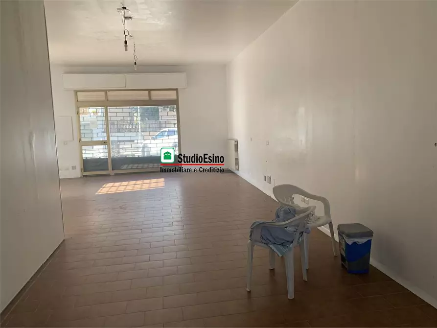 Immagine 9 di Negozio in vendita  20 a Monsampolo Del Tronto