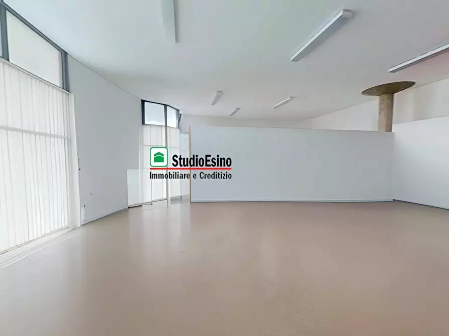 Immagine 4 di Negozio in vendita  a Monsampolo Del Tronto