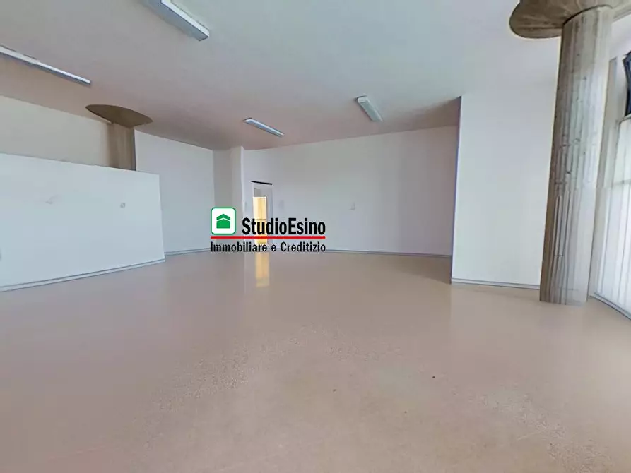 Immagine 10 di Negozio in vendita  a Monsampolo Del Tronto