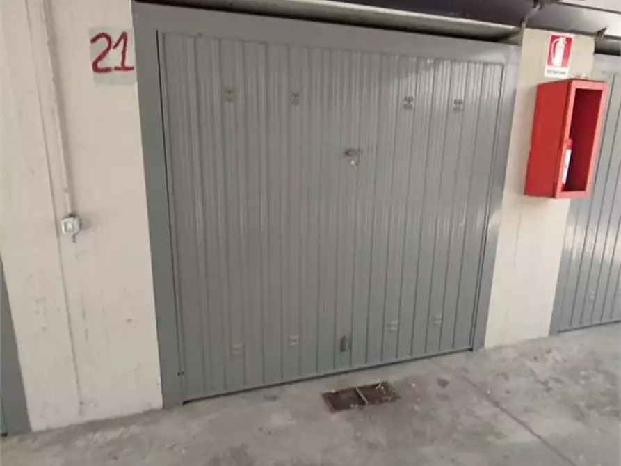 Immagine 2 di Garage in vendita  a Carpi