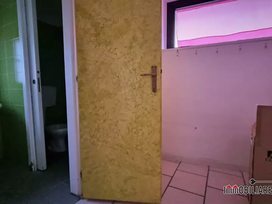 Immagine 10 di Negozio in vendita  a Poggibonsi