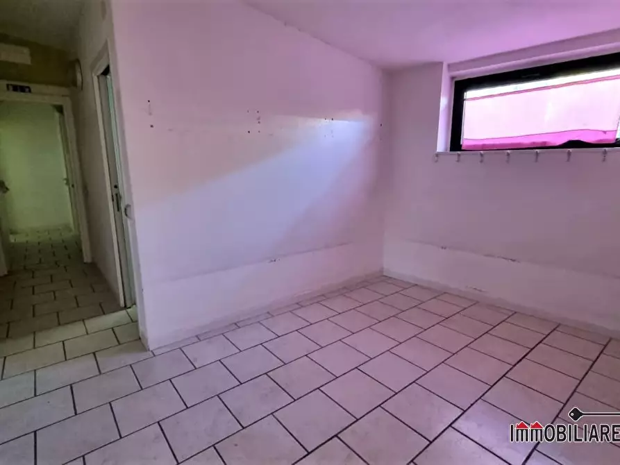 Immagine 7 di Negozio in vendita  a Poggibonsi