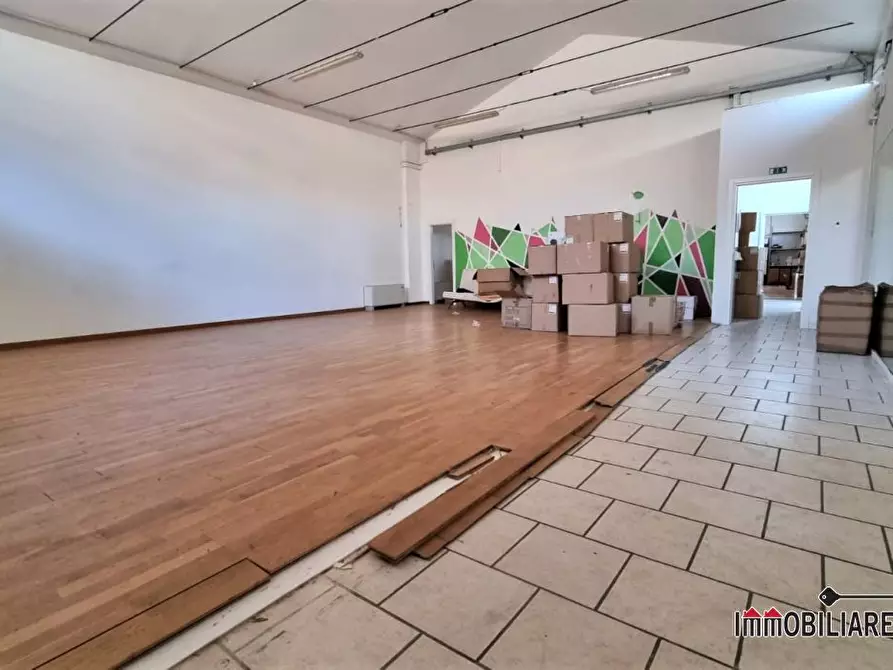 Immagine 4 di Negozio in vendita  a Poggibonsi