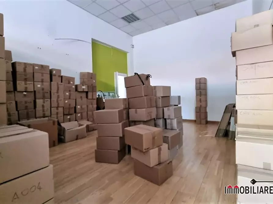 Immagine 3 di Negozio in vendita  a Poggibonsi