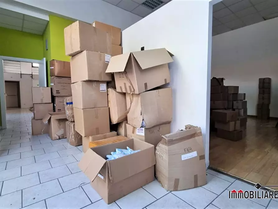Immagine 5 di Negozio in vendita  a Poggibonsi