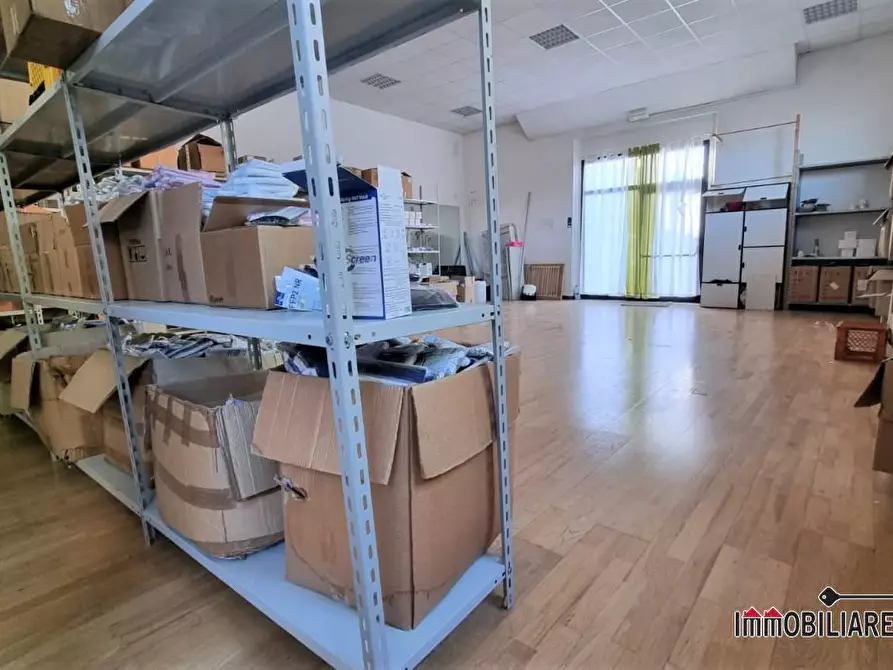 Immagine 2 di Negozio in vendita  a Poggibonsi
