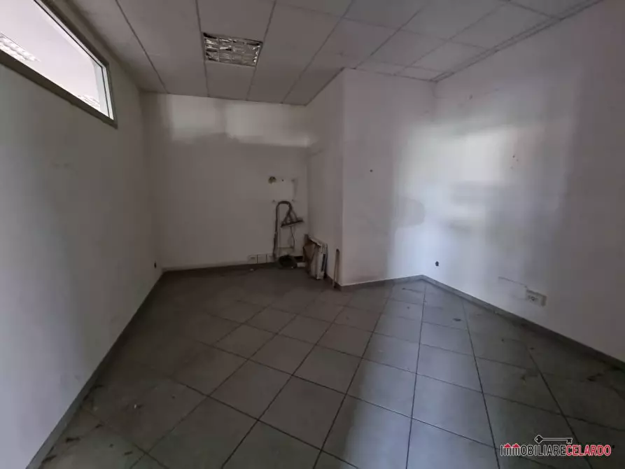 Immagine 7 di Negozio in vendita  a Poggibonsi