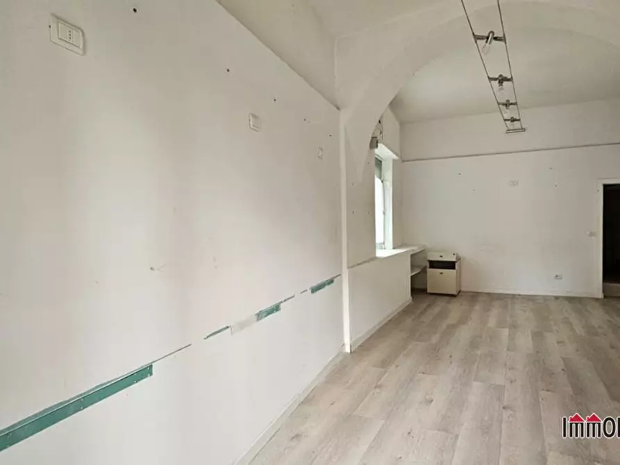 Immagine 2 di Negozio in affitto  a Colle Di Val D'elsa