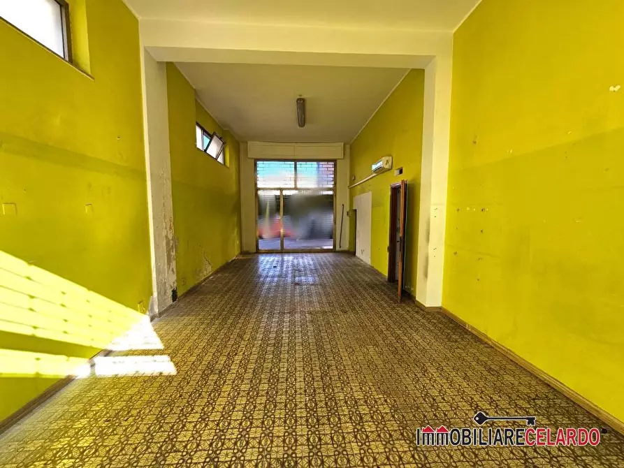 Immagine 1 di Negozio in affitto  a Poggibonsi