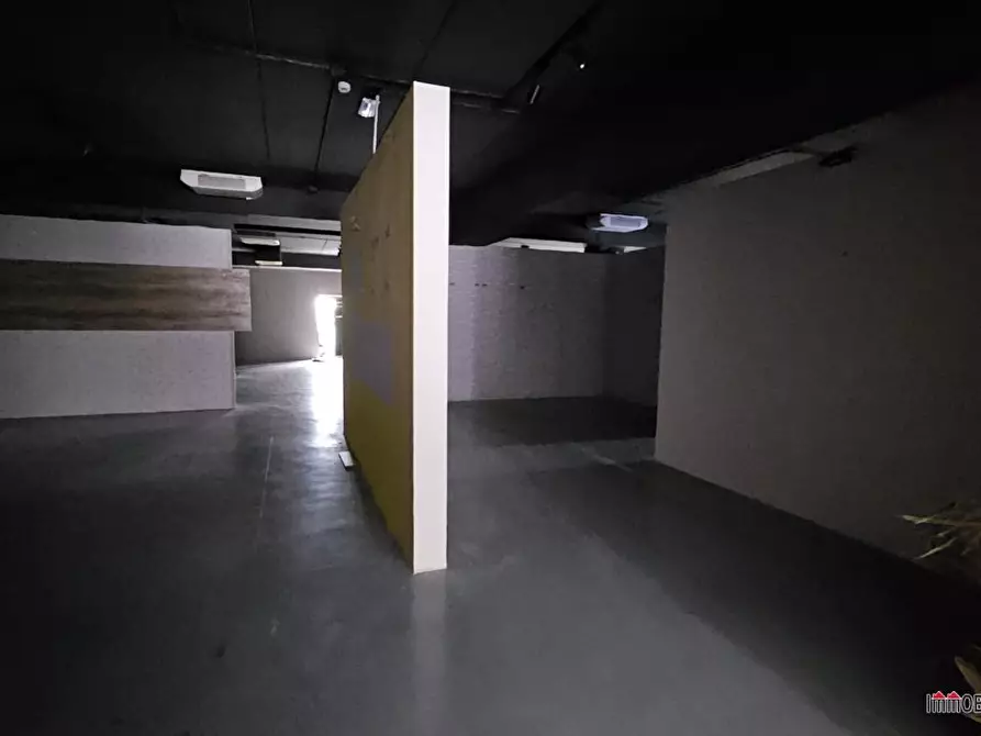Immagine 3 di Negozio in affitto  a Colle Di Val D'elsa