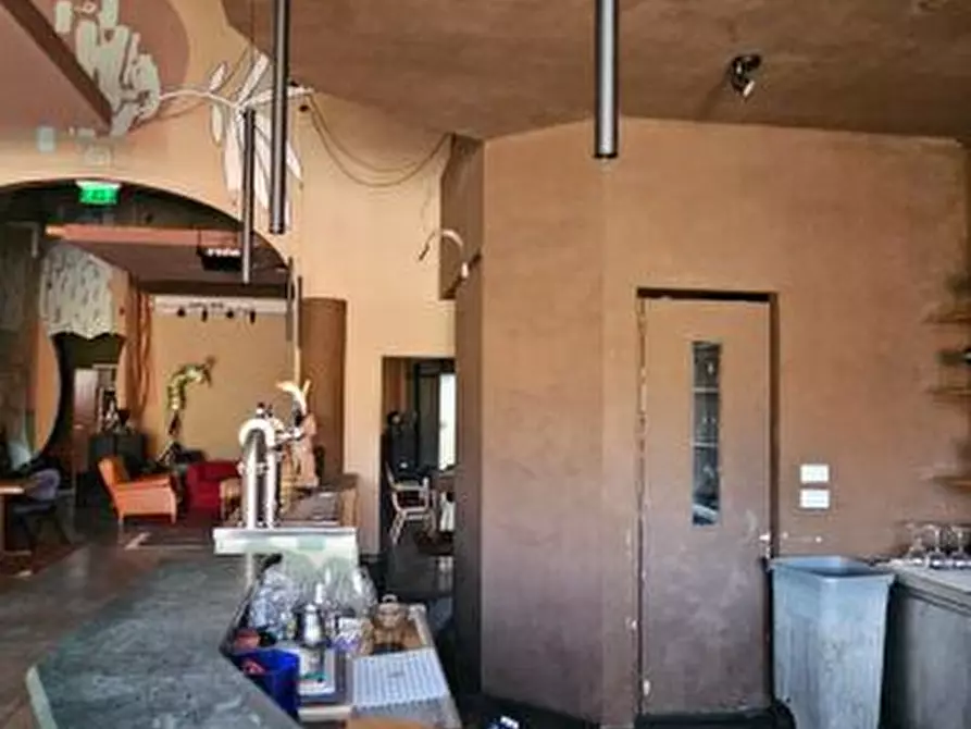 Immagine 5 di Negozio in affitto  a Colle Di Val D'elsa