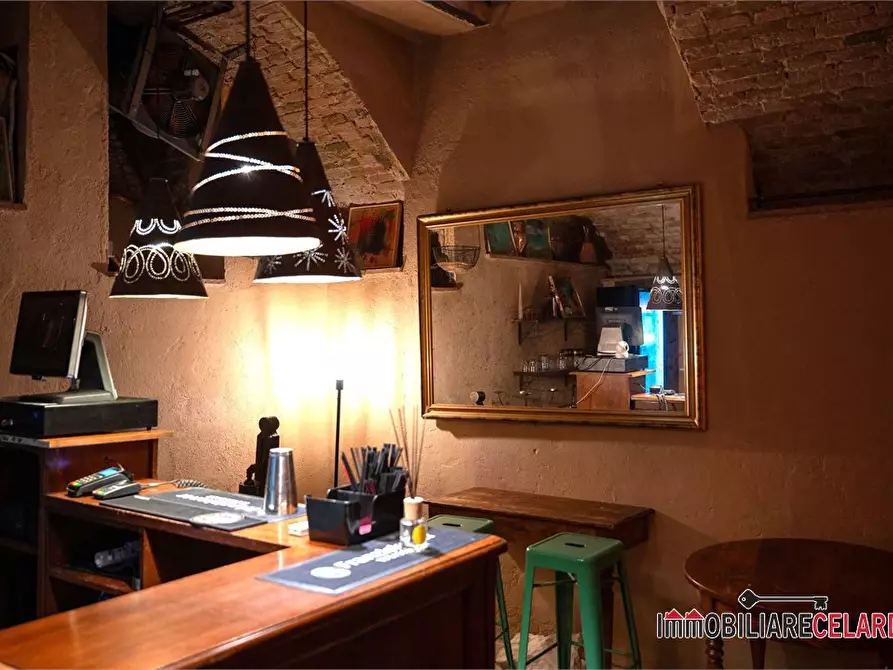 Immagine 2 di Negozio in affitto  a Colle Di Val D'elsa
