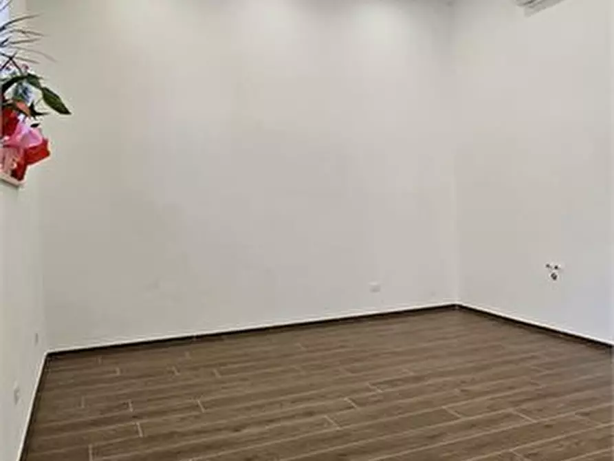 Immagine 2 di Negozio in affitto  a Colle Di Val D'elsa