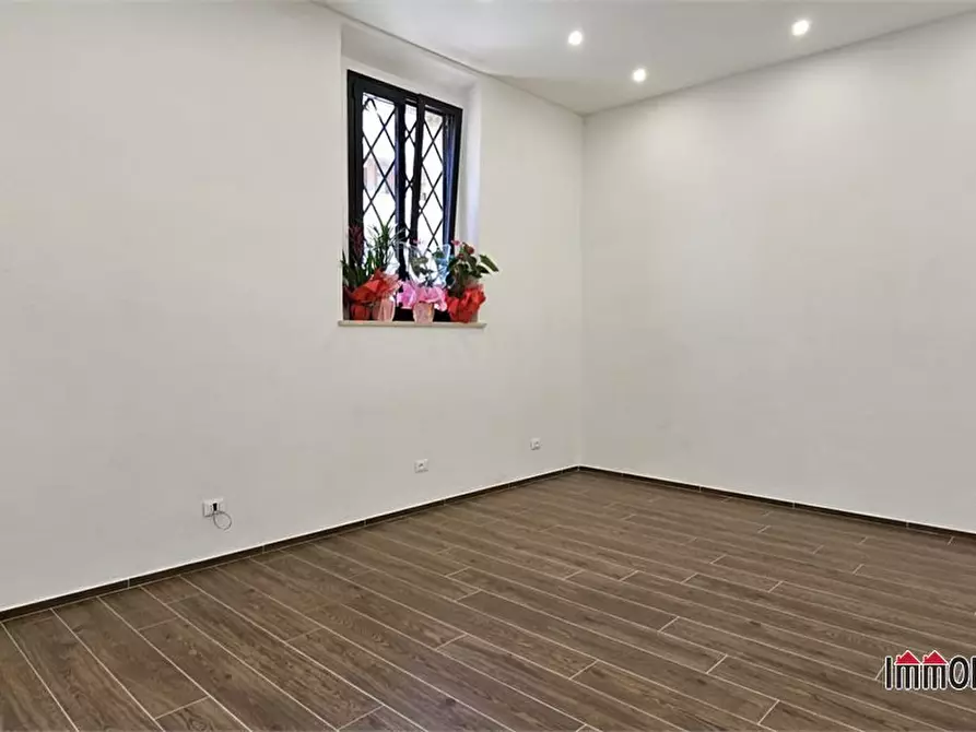 Immagine 1 di Negozio in affitto  a Colle Di Val D'elsa