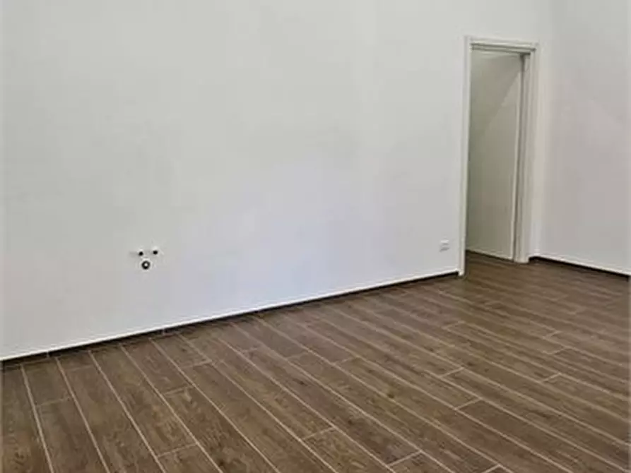 Immagine 4 di Negozio in affitto  a Colle Di Val D'elsa