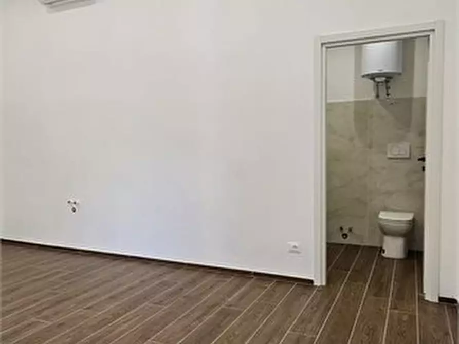 Immagine 5 di Negozio in affitto  a Colle Di Val D'elsa